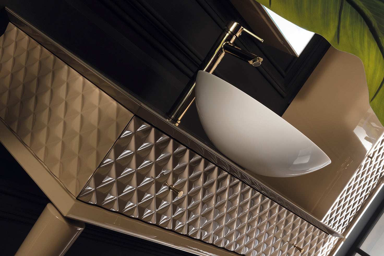 Design Waschtisch mit Unterschrank, Waschtischplatte und Waschbecken in der Ausführung Beige, mit Beischrank und modernem Led-Spiegel. Edle Badmöbel? Tiamont.