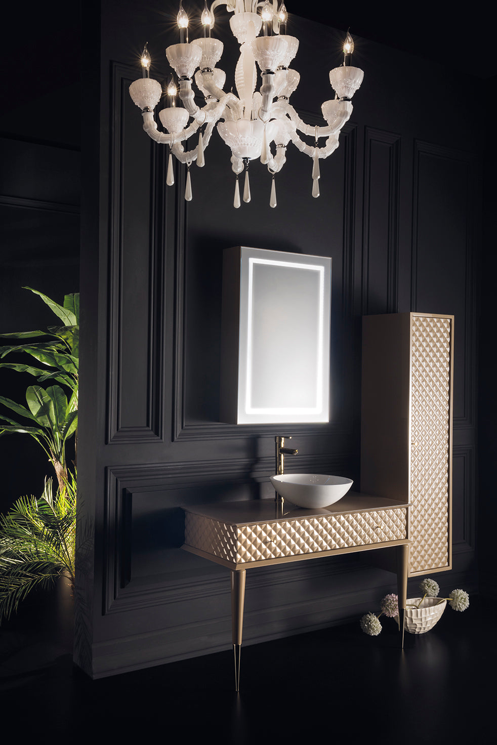 Edler Waschtisch-Unterschrank in Beige, mit Waschbecken, Waschtischplatte in Beige, Beischrank und modernem Led-Spiegel. Edle Badmöbel? Tiamont. Ein ausgefallenes Badmöbelset in Beige.