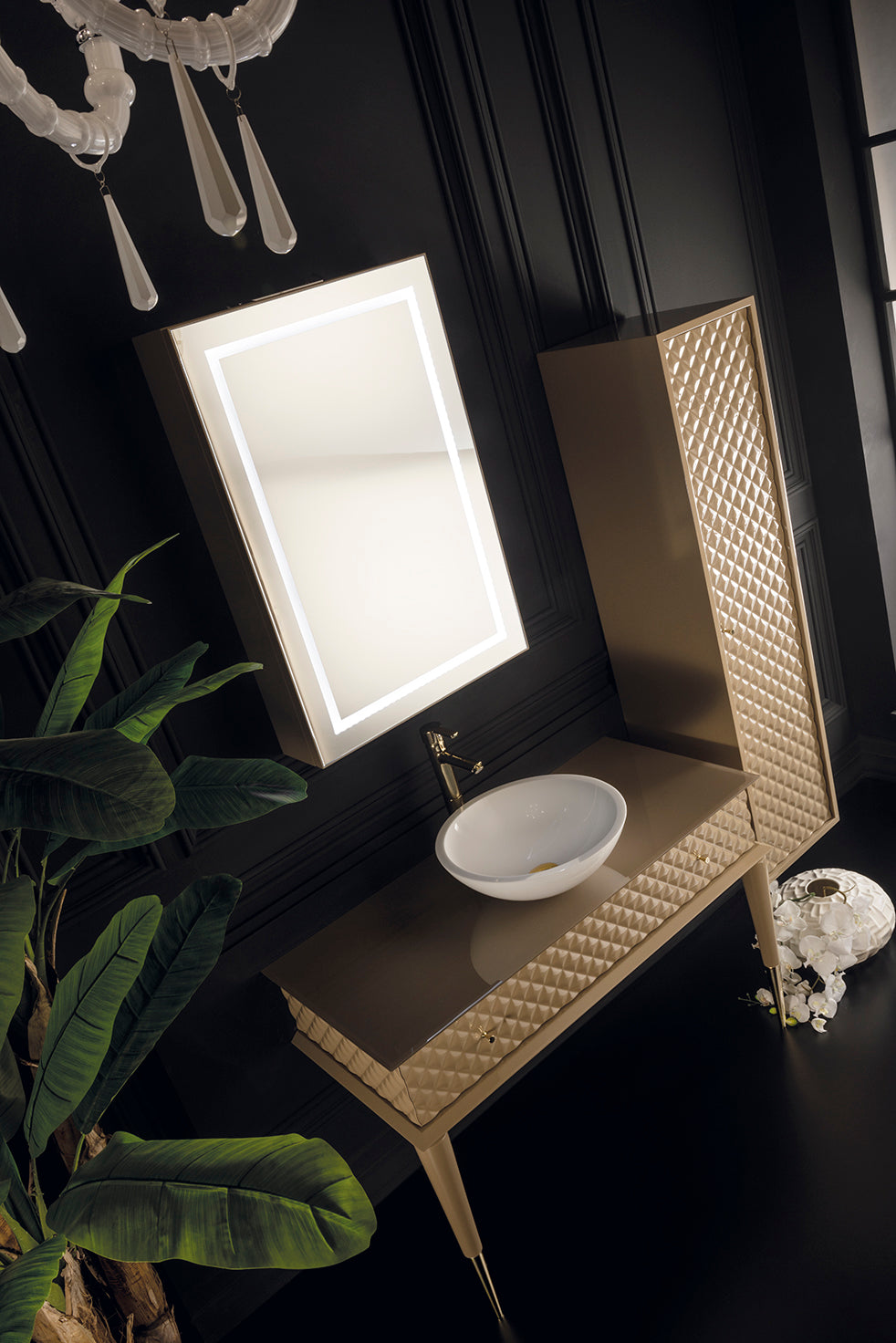 Eleganter Waschtisch-Unterschrank in der Ausführung Beige, mit Beischrank und modernem Led-Spiegel und Waschtischplatte in Beige. Edle Badmöbel? Tiamont.