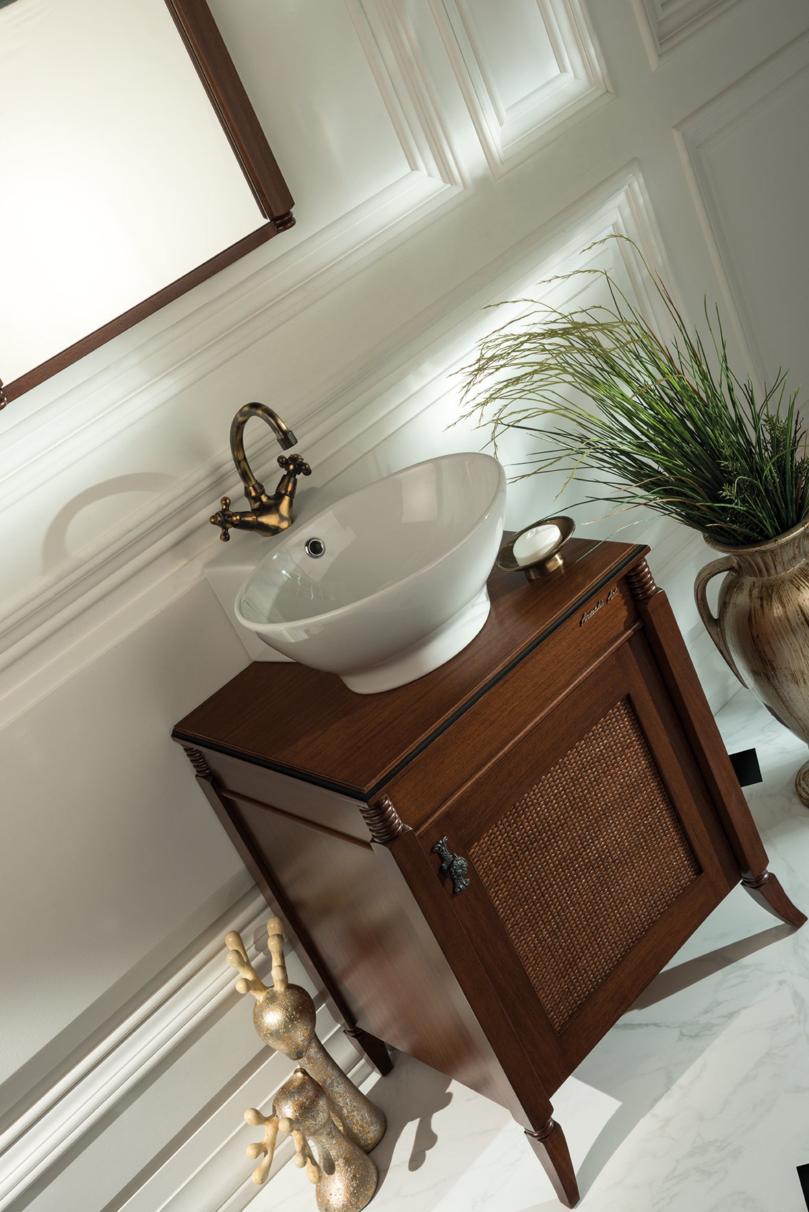 Schlichte Eleganz: Waschbecken mit Unterschrank 60 cm und Spiegel. Badmöbel-Set aus Wallnuss. Exklusiv bei Tiamont. 