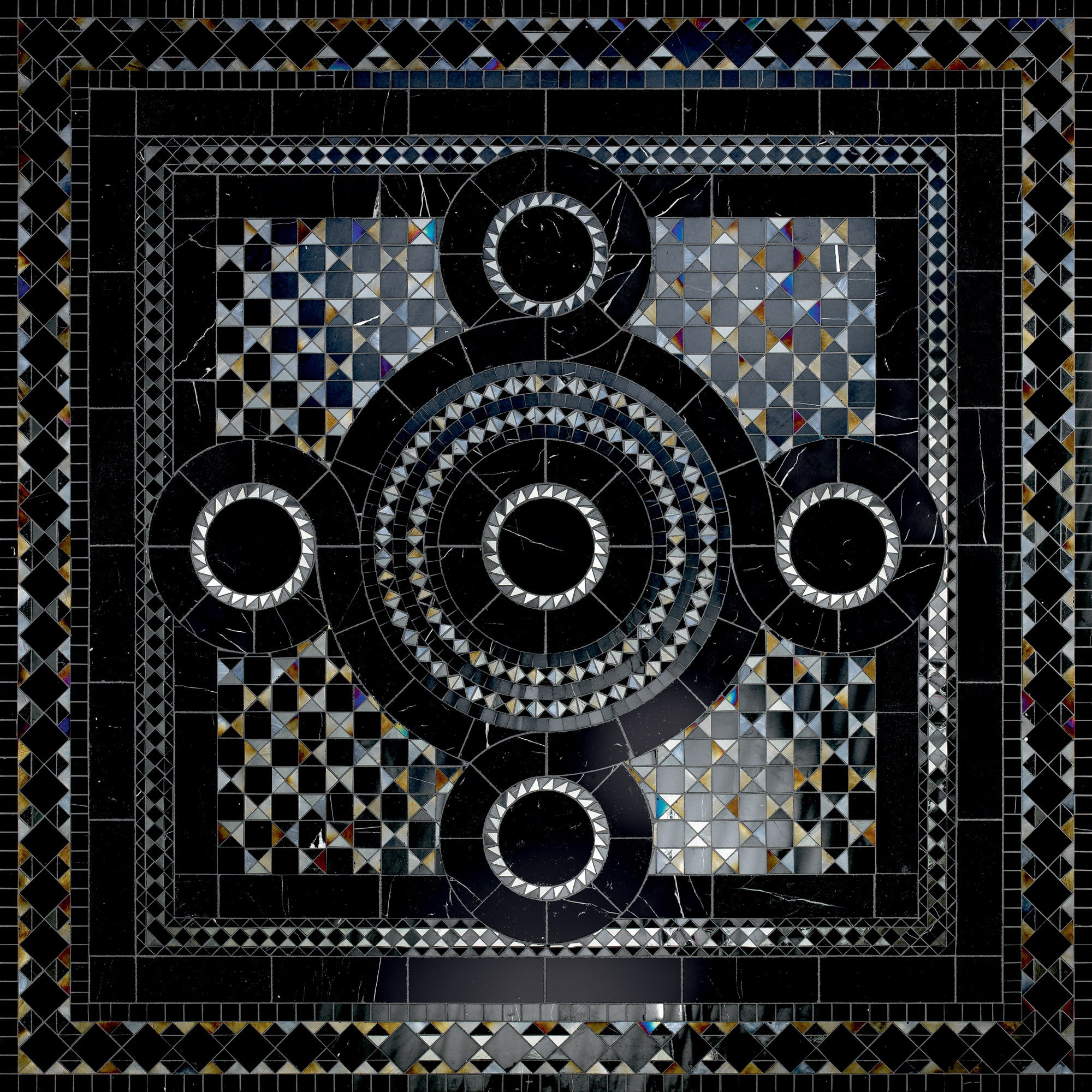 Der perfekte Schwarze Waschbeckenunterschrank mit den perfekten feinen Schwarzen Marmor-Mosaik-Fliesen von Sicis im Tiamont Shop.